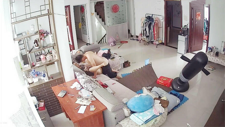 破解居家摄像头⭐年轻夫妻大白天的就在沙发上啪啪啪