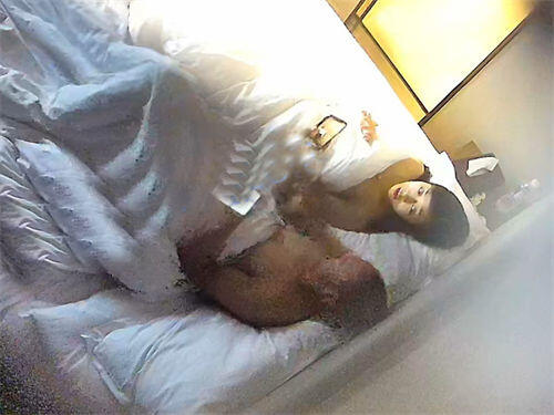 7-8酒店最新偷拍！大奶子 面容姣好的韵味少妇，和光头男床上激烈开车，少妇发出很舒服的叫床声，享受又爽上天的表情