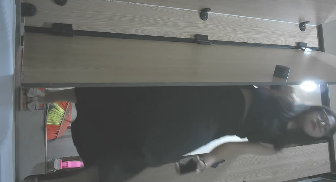 四月新流出高校女厕❤️极品高清全景后拍黑连衣裙美眉在厕所里洗眼镜