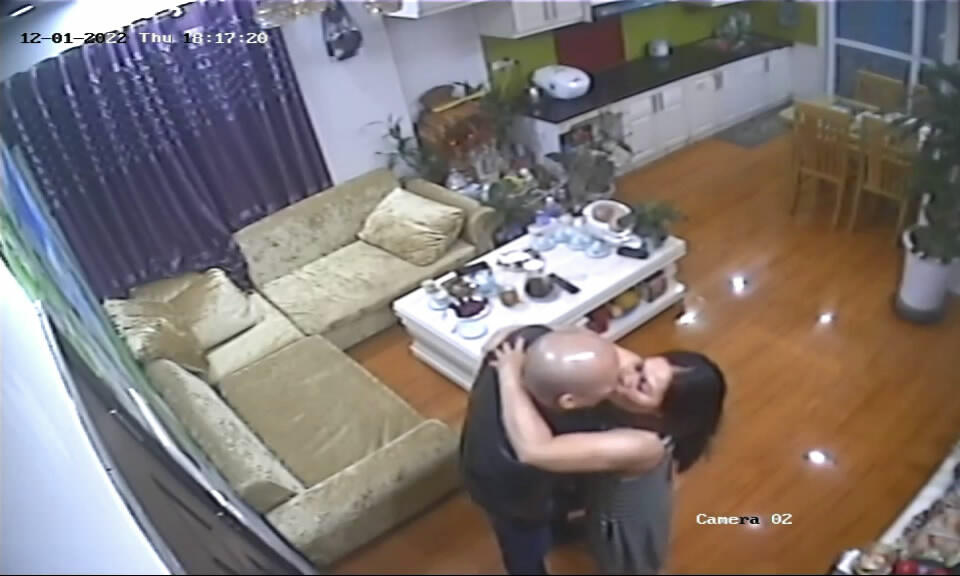 黑客破解家庭网络摄像头偷拍❤️光头佬媳妇不在家和年轻小保姆在客厅沙发上胡搞[504MB]