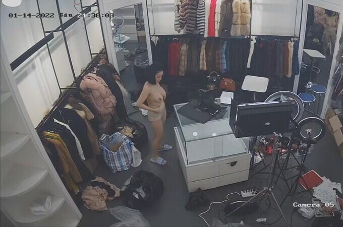 23.0213【破解摄像头】大奶网红直播卖衣服现场多镜头全都录66V,敬业，天天播，大奶子很给力，人气网红