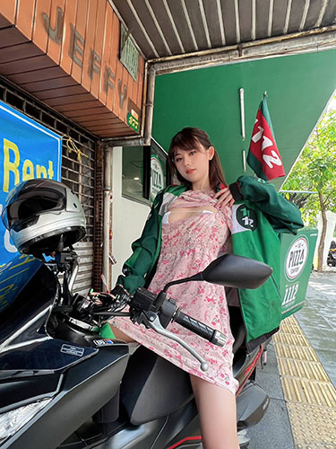 自带光环的顶流女神-阿朱 女神4月最新泰国海岛旅拍作品！大胆穿着暴露 在海滩和摄影湿玩水，火车 餐厅 大街上大胆暴露诱惑