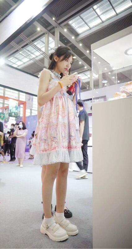YM漫展抄底,两个穿公主裙小美妞,光洁屁股沟和窄内湿痕真想摸摸