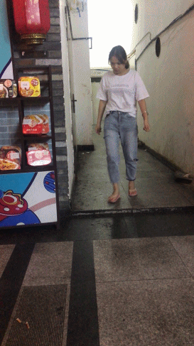 【精品厕拍】2019经典闯入厕拍系列，18位妹子嫩B的特写，都有露脸[超清无水原版]，都有拍的妹子们的脸蛋身材