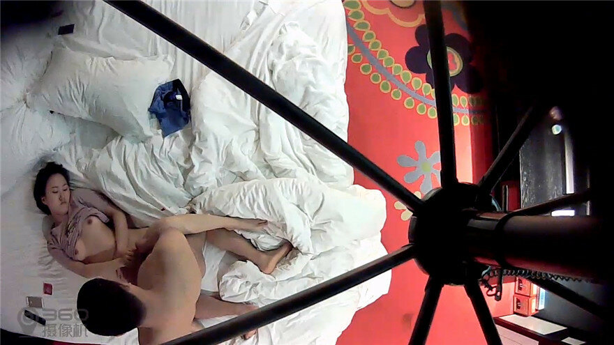 《黑客破解》精壮小伙酒店约炮丰满少妇才干了一炮就不行了⭐少妇不满意