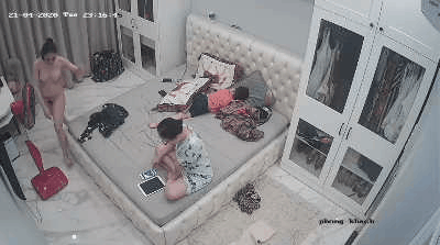【监控破解：⑤天记录】奇葩美少妇！故意在孩子面前脱光衣服 给儿子看身体