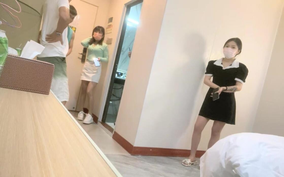 2023-7-3【眼镜败类探花】约来两个妹妹要一起操，只有一张床不同意，只能单挑，高颜值美女，直接一顿输出