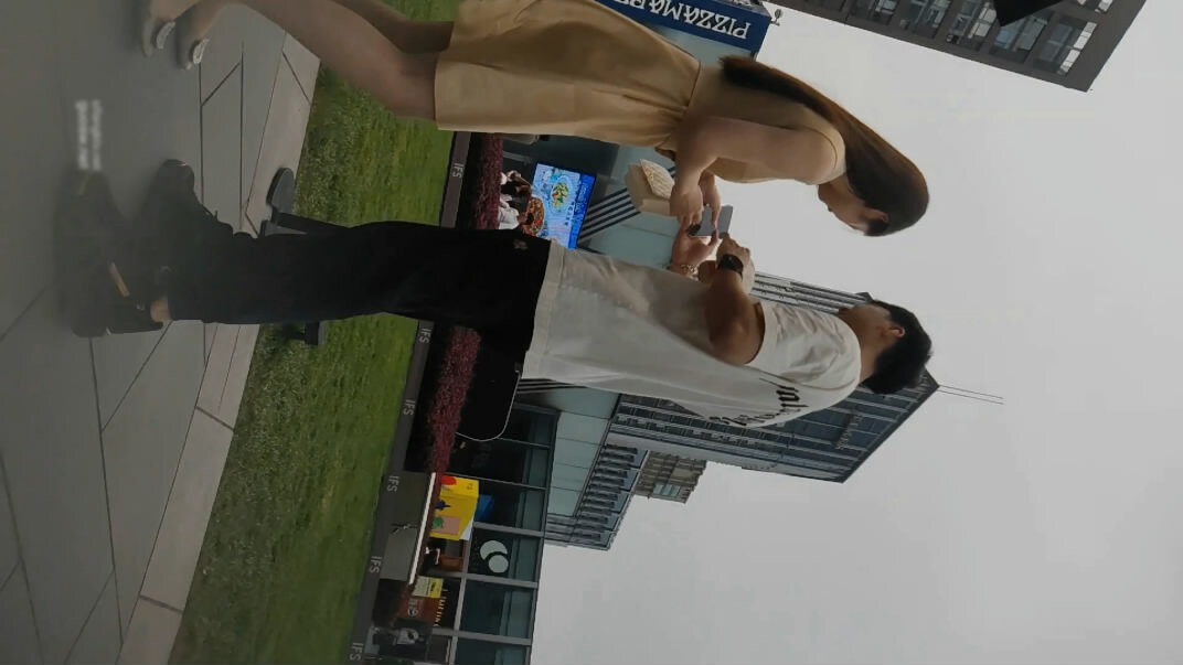 大神网红打卡地尾随偷拍美女裙底风光❤️黄色连衣裙极品气质美女毛漏出来特别多，白色丁字裤