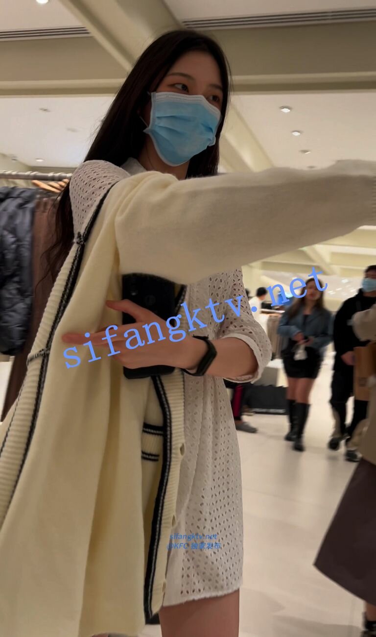 长相不错小姐姐逛街 极品大长腿美白内和黑丝粉内内
