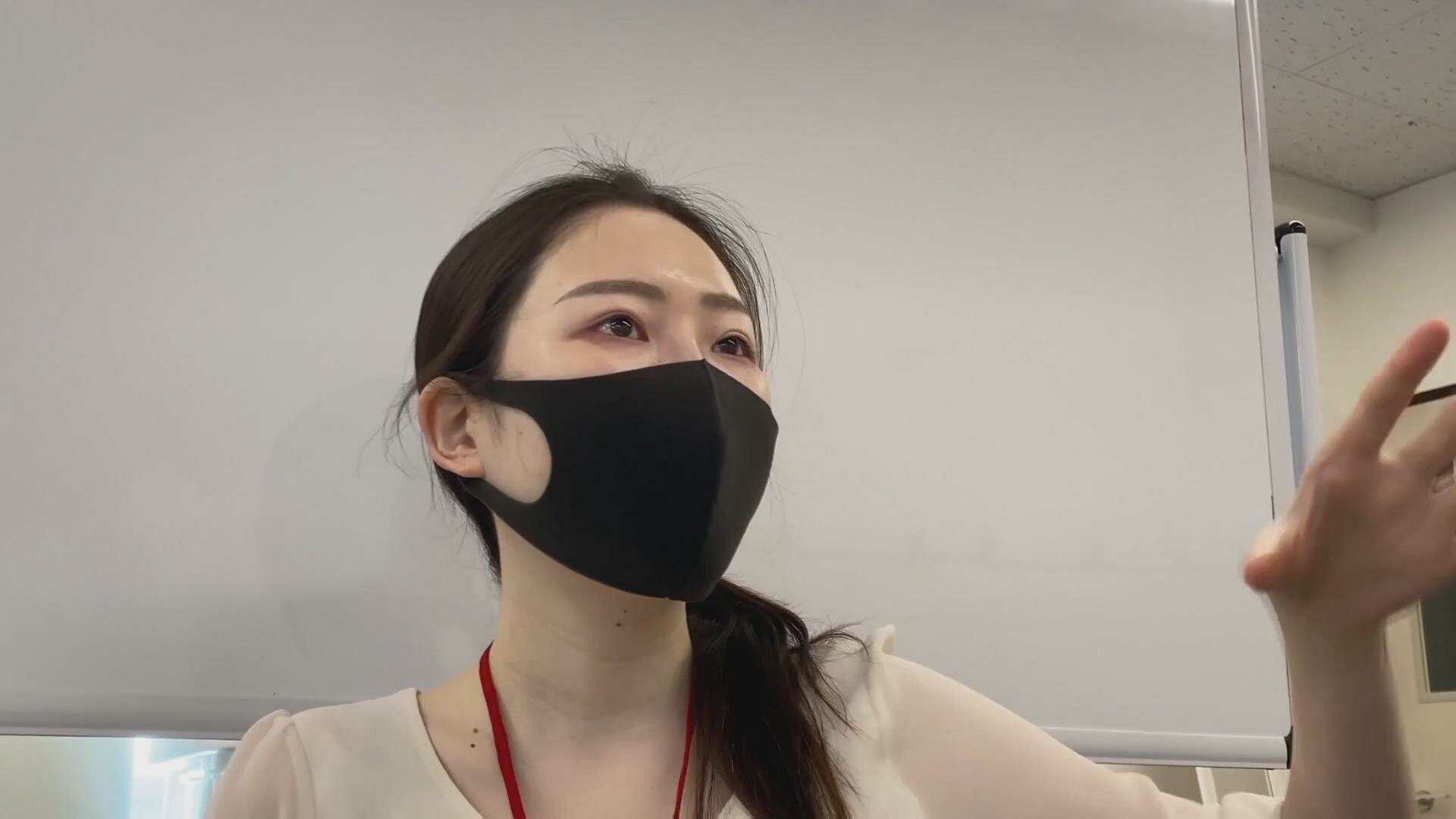 猥琐大叔上下其手偷拍漂亮美女销售的奶子和裙底