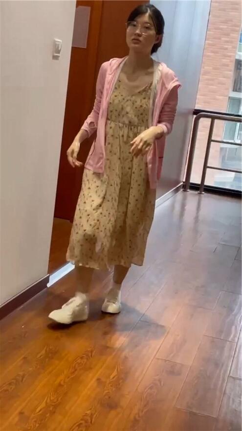 厕拍长相清纯的眼镜妹换卫生棉条,插进小穴的时候忍不住呻吟一声