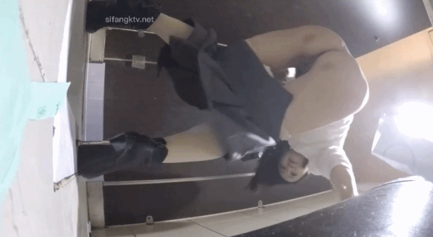 四月最新流出厕拍大神找到一份给KTV送酒的工作❤️趁此机会潜入女厕偷拍小姐尿尿（1）被客人灌醉呕吐的JK制服妹子