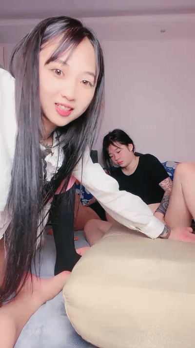【axhang主播】4个00后嫩妹妹！年纪不大超会玩！粉穴交叉磨蹭，粗大双腿龙互插，男主加入，妹妹轮着上，让人羡慕