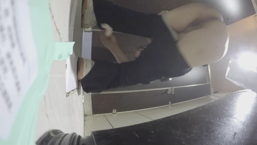 四月最新流出厕拍大神找到一份给KTV送酒的工作❤️趁此机会潜入女厕偷拍小姐尿尿（1）被客人灌醉呕吐的JK制服妹子