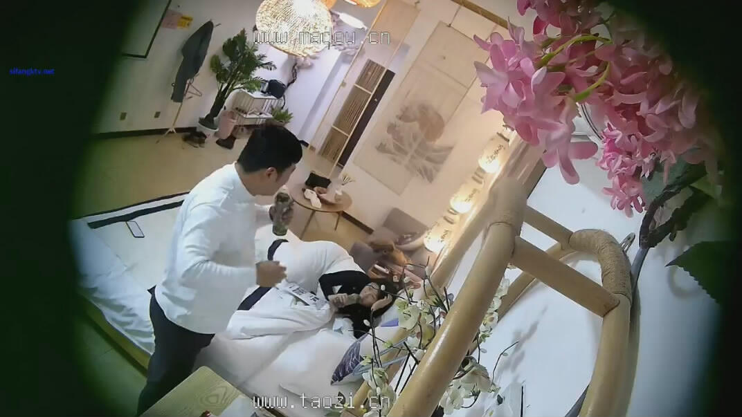 2024-1-24流出酒店偷拍❤️胖哥出差回来幽会单位情人衣服扒光了舔胸和扣下体。天气冷没提枪上阵，鄙视
