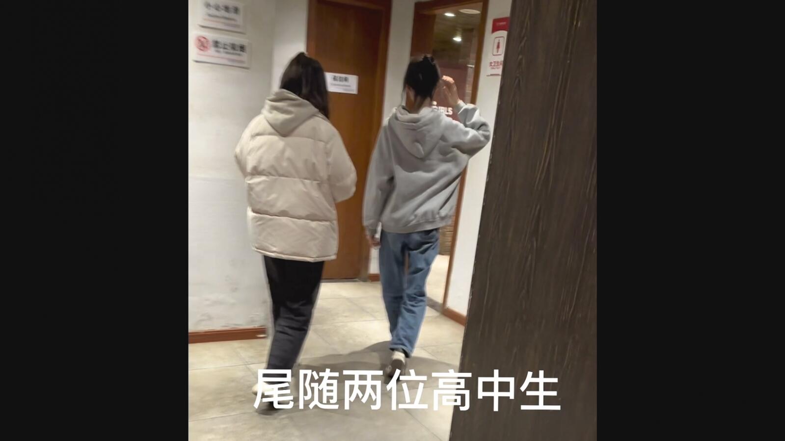 《魔手☛外购㊙️极品CP》牛逼坑神游乐场随机偸拍数位年轻学生小嫩妹方便，拍脸再拍逼不小心翻车了，小妹妹被吓的哭了起来
