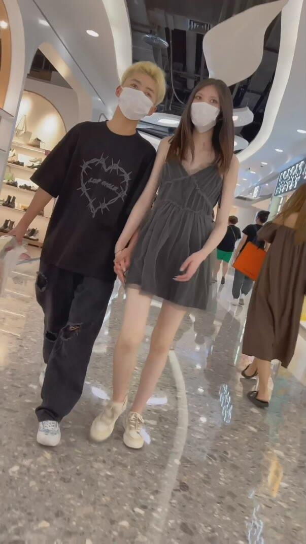 尾随偷拍美女裙底风光❤️吊带裙靓女和精神小伙男友逛街。松垮内内性感真想伸手摸一下