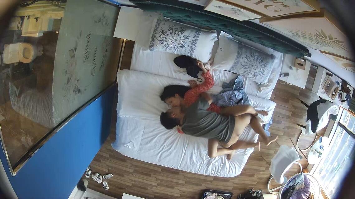 《主题宾馆㊙️真实泄密》纯上帝视角欣赏偸情男女开房啪啪全程~激吻调情由浅入深~亮点是美少妇的呻吟声听的J8受不了
