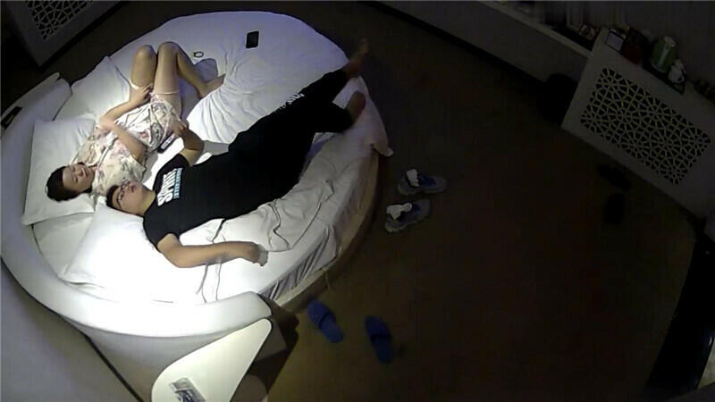 监控破解眼镜小领导带着女下属酒店开房玩69啪啪啪