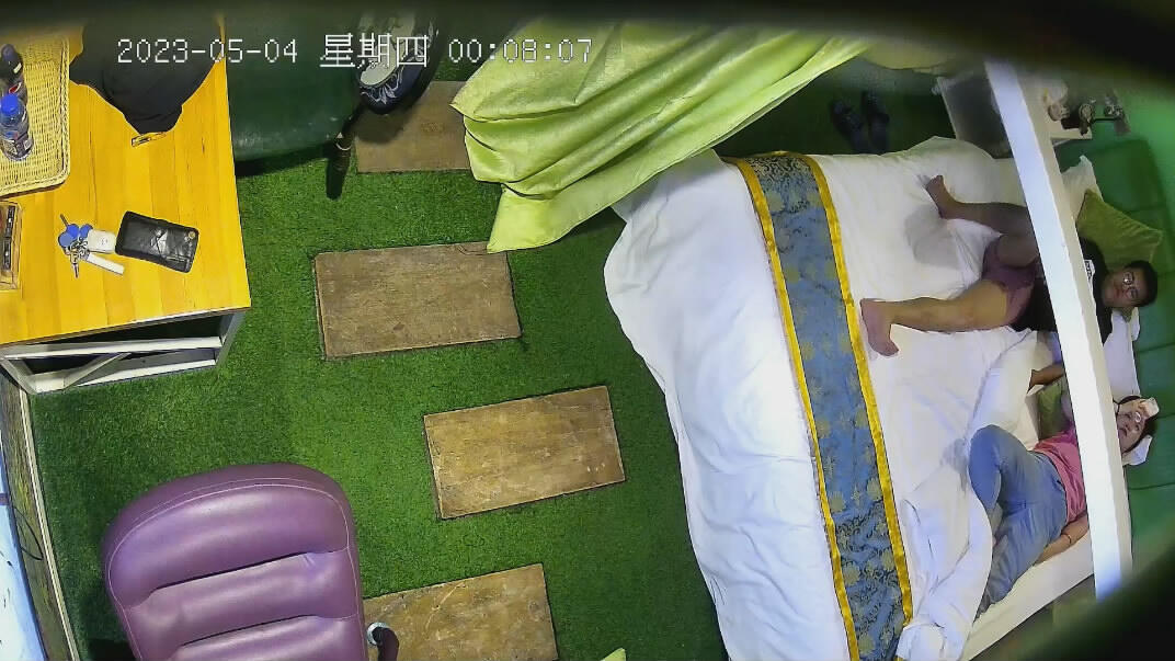 2023-5-4流出情趣酒店稀有房偷拍❤️同事之间偷情男女下班后开房过夜前戏途中男的裸着身体去拿了个外卖