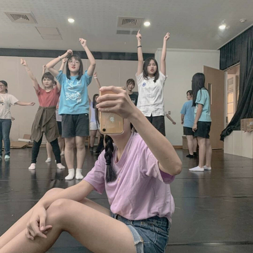 几个学校啦啦队的美女成员嘘嘘被偷拍肥美的鲍鱼遭曝光