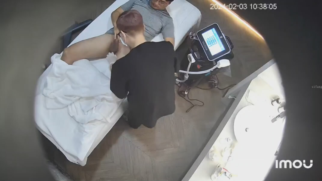 2024新流出黑客破解❤️美容院监控摄像头偷拍屌丝男和几个靓妹刀片刮激光去逼毛