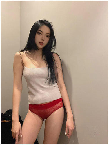 重磅泄密！重磅泄密！2023最强泄密之一！看她第一眼就觉得她很骚，第二眼更骚！漂亮又丰满的骚货 和土豪过着淫荡的生活