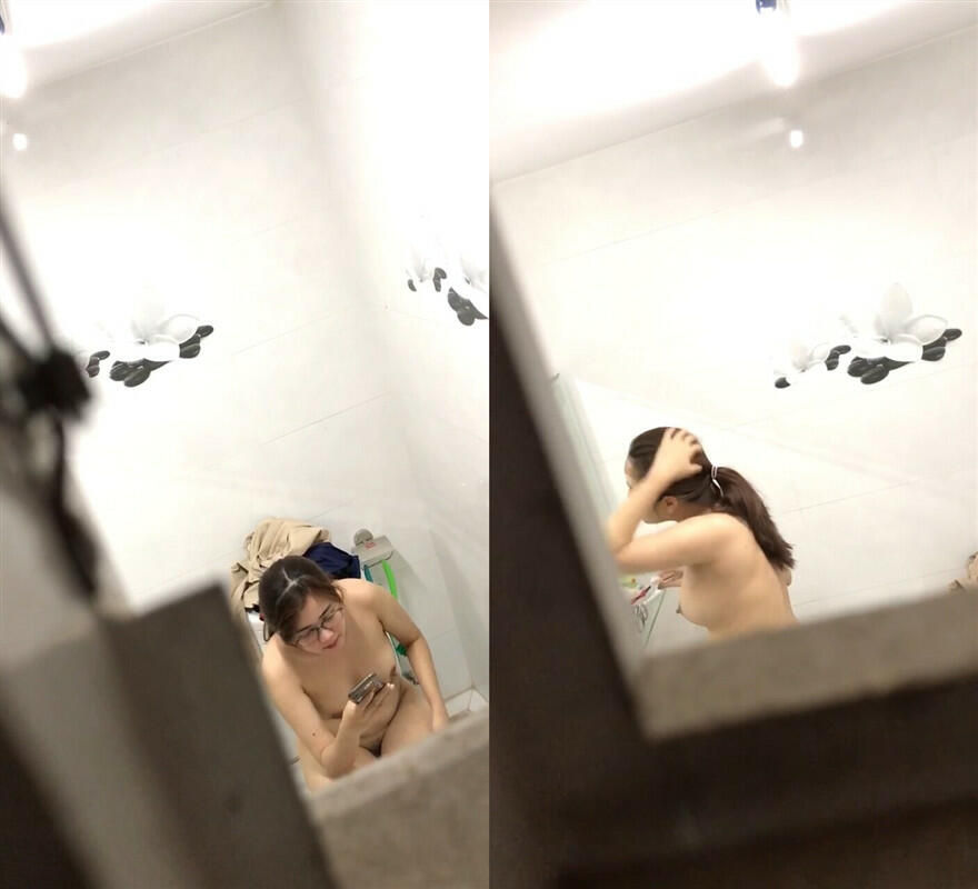 窗外偷拍邻居家眼镜妹洗澡,脱光衣服坐在马桶上玩手机❤️反正她眼睛高度近视也不怕她发现