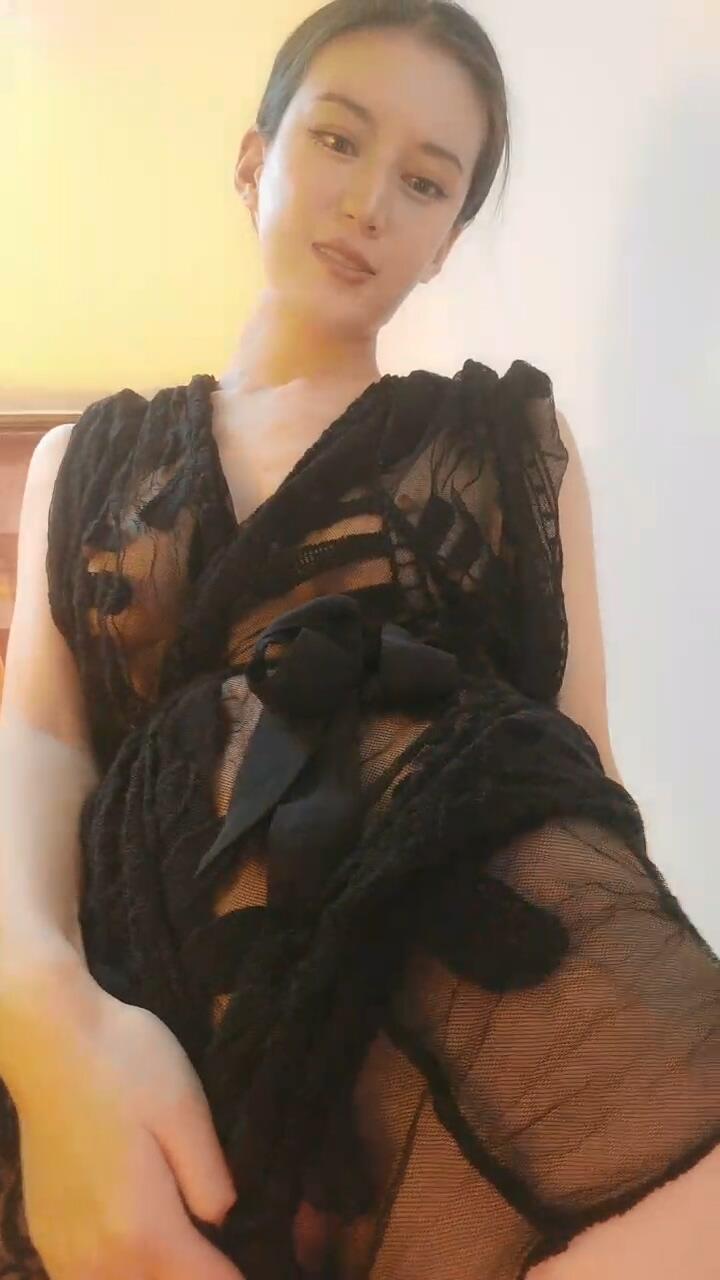 诱人的情趣女模全程露脸大秀直播，跟狼友互动撩骚，撅着屁股抠弄逼逼看淫水往下流，精彩刺激表情好骚别错过