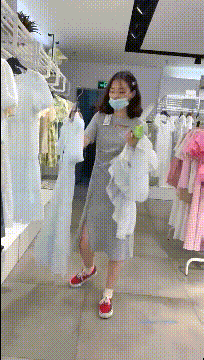 商城服装店跟随偷窥跟闺蜜逛街的少妇 屁屁饱满 小内内卡屁沟很诱惑