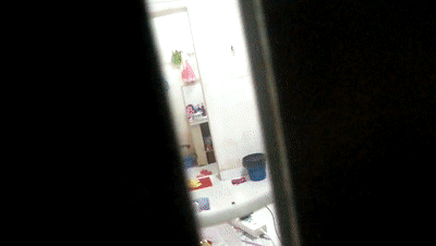 电子厂邪恶保安专门偷窥女工宿舍的各种春光