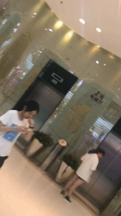 【精品厕拍】2019经典闯入厕拍系列第二期，19位妹子嫩B的特写，都有露脸[超清无水原版]，，好几个颜值都蛮高。值得收藏