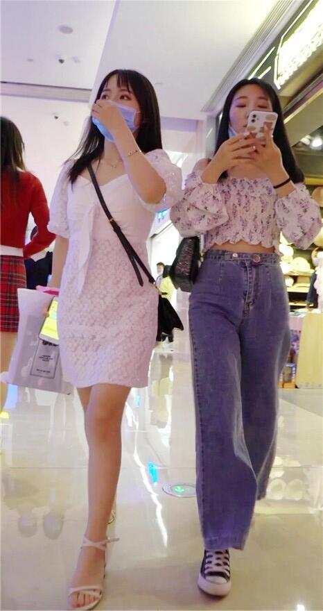 YC商场抄底镂空抹胸白裙优雅小美女,半透明内靠穴处全都浸湿了