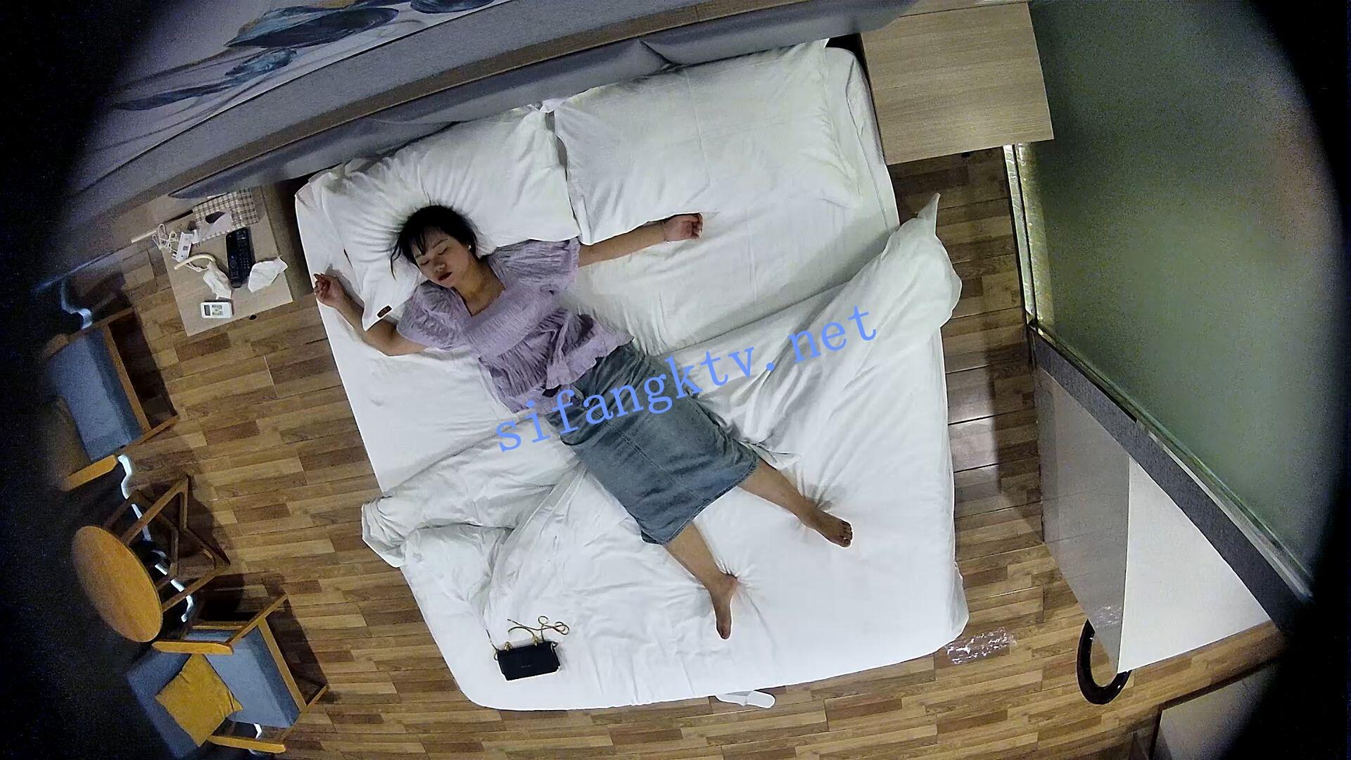 7-14求档作品 ♦️酒店偷拍♦️极品身材美女和男友啪啪两炮后打了起来 【2V/5.95g】