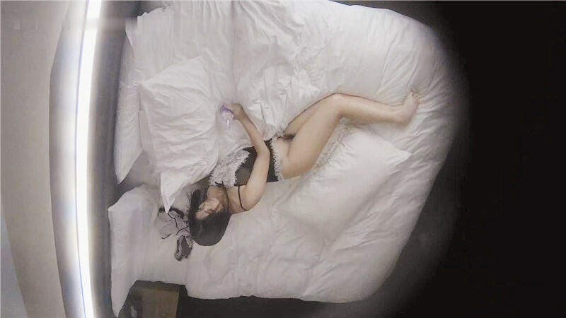 黑客破解上帝视角偷拍❤️眼镜哥和年轻美少妇玩69啪啪啪