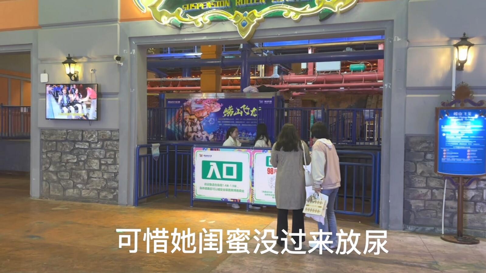 《魔手☛外购㊙️极品CP》牛逼坑神游乐场随机偸拍数位年轻学生小嫩妹方便，拍脸再拍逼不小心翻车了，小妹妹被吓的哭了起来
