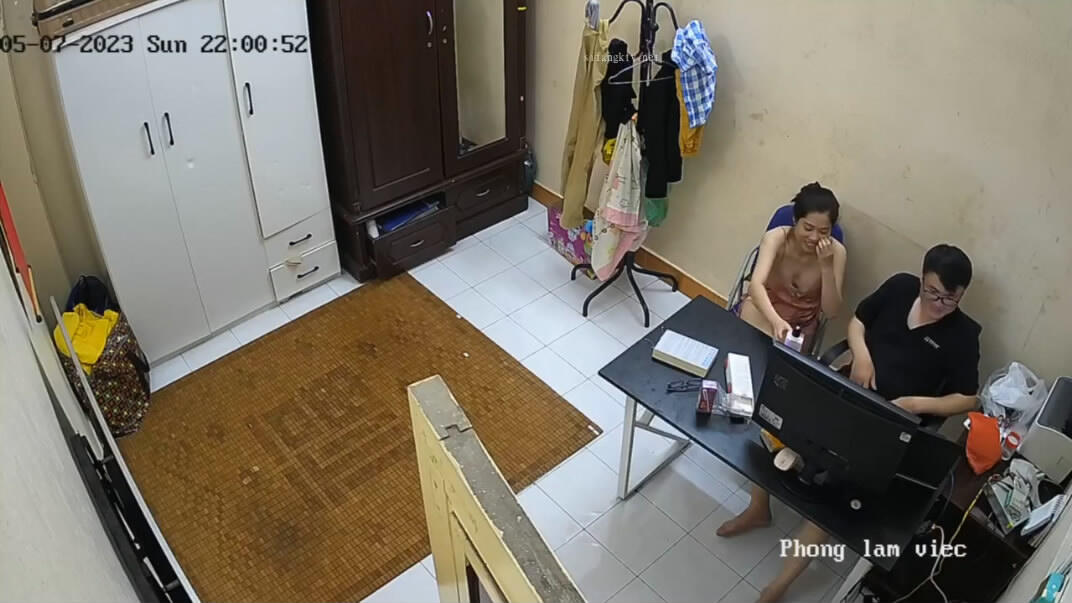 5月最新流出黑客破解家庭摄像头偷拍❤️非常会玩的年轻妇妻每次做爱前让媳妇穿上情趣内衣一块看视频热身躺在地铺做爱