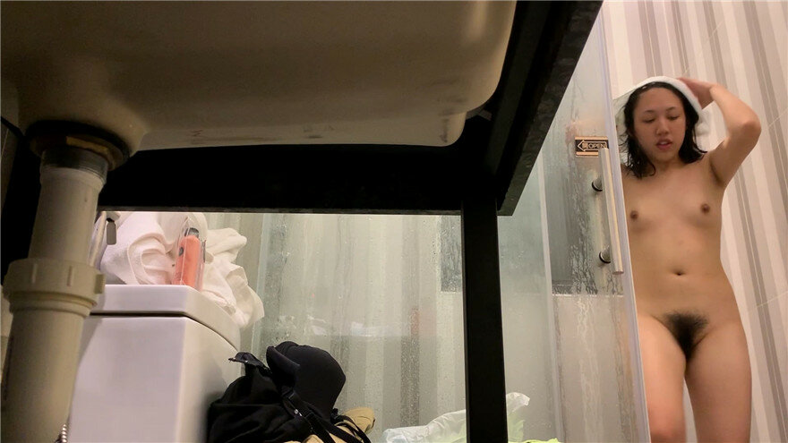 学校组织研学旅行假装好心帮女同学搬行李到房间❤️暗中藏个摄像头偷拍她们洗澡