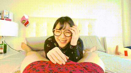 漂亮大奶眼镜美女吃鸡啪啪 笑容甜美身材丰腴 鲍鱼粉嫩 在家被无套输出 内射