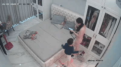 【监控破解：⑤天记录】奇葩美少妇！故意在孩子面前脱光衣服 给儿子看身体