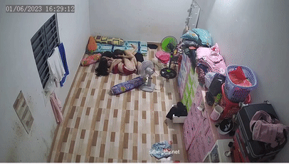 黑客破解监控摄像头偷拍❤️美容院技师集体宿舍走光露点换衣 打闹嬉戏舔奶