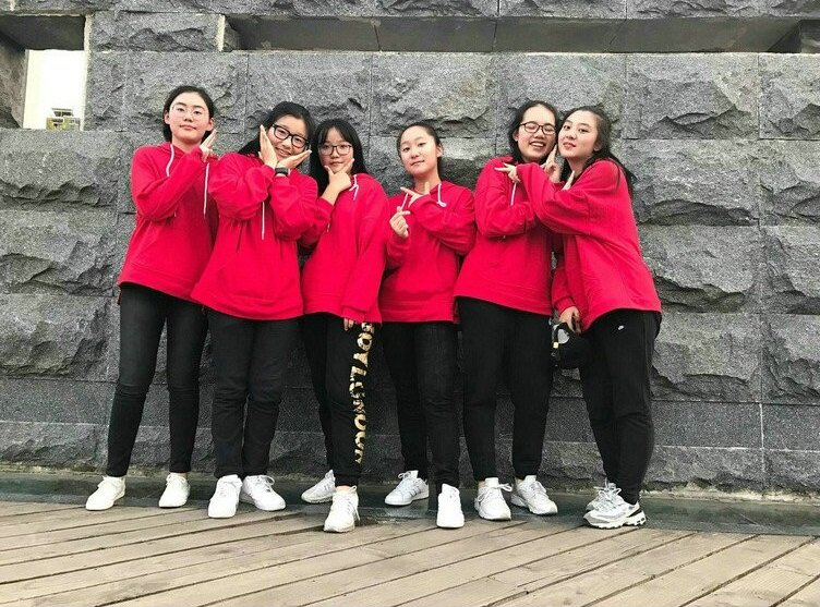 【经典C拍❤原档无水印版】致青春系列全套合集，近距离高中学妹稚嫩的鲍鱼放尿，对应朋友圈生活照