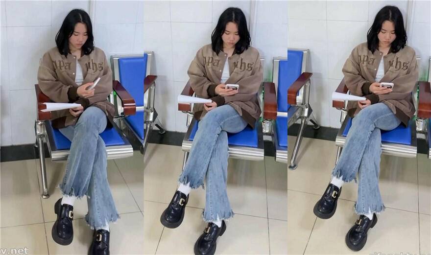 医院女厕全景偷拍牛仔裤短发美女针孔般的逼洞