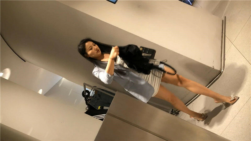商场跟踪抄底短裙美女⭐没想到她竟然没穿内裤⭐可能跟的太近白了我一眼⭐还好没被发现