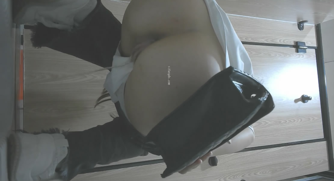 四月新流出高校女厕❤️极品高清全景后拍黑连衣裙美眉在厕所里洗眼镜