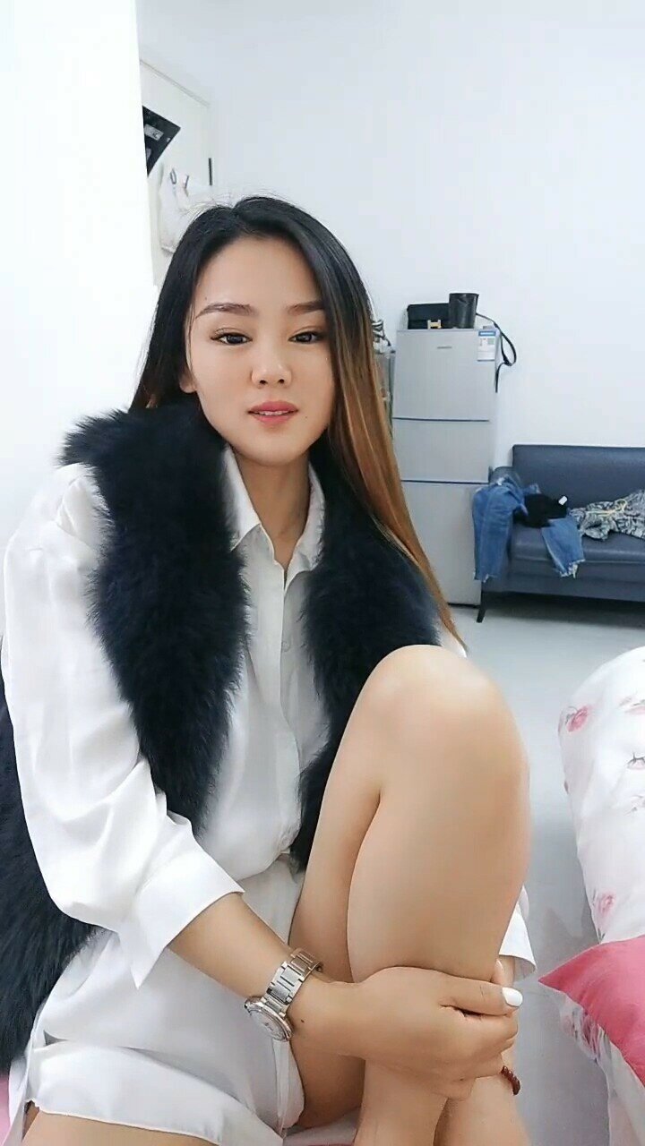 气质小少妇露脸一个人在家卖骚，跟狼友互动听指挥，慢慢脱光展示茂密的大黑逼，揉奶玩玩自慰呻吟，不要错过