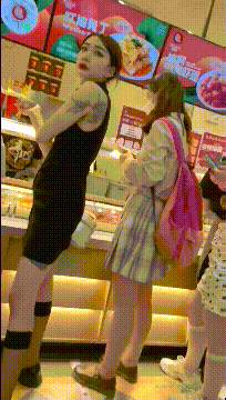 商城跟随偷窥漂亮小姐姐 身材苗条大长腿 小内内很性感