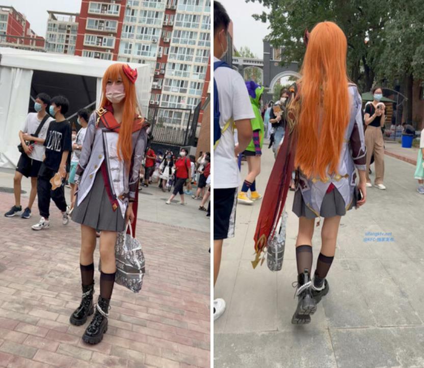 大神网红打卡地尾随偷拍❤️美女裙底风光短裙coser靓女。白色窄内漏出几根毛