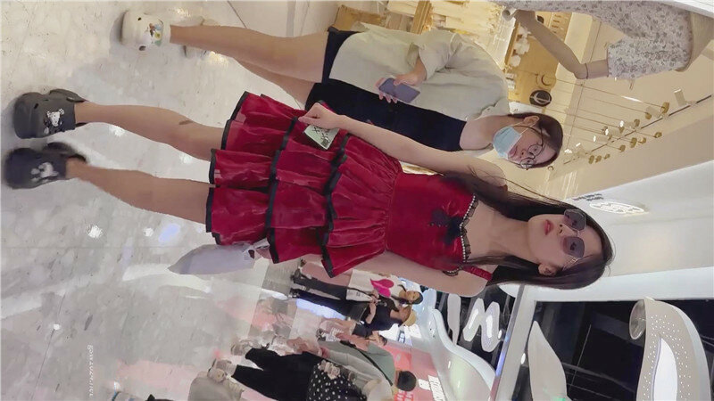 商场偷拍美女裙底风光精品❤️极品学生妹无内贴逼拍摄鼓鼓的馒头鲍鱼