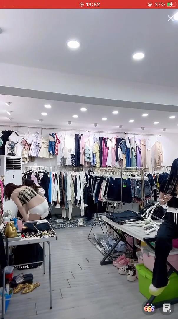 【抖音】潮范女装–店主开直播偷拍顾客换衣，美女发现吓飞
